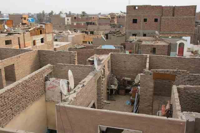 Почему в Египте так много "недостроенных" домов без крыш