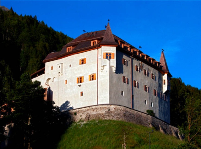 Археологи нашли в австрийском замке Ленгберг бюстгальтер и нижнее белье, которому уже 500 лет 