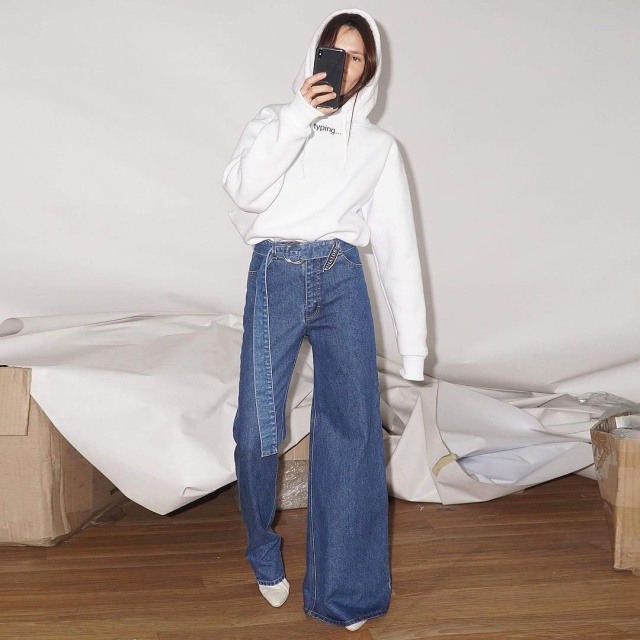 Украинский дизайнер Ксения Шнайдер задала тренд на странные джинсы