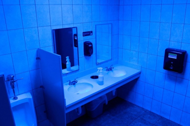 Синяя подсветка в общественных туалетах 