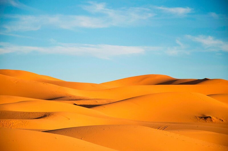 Какова толщина слоя песка в пустынях?