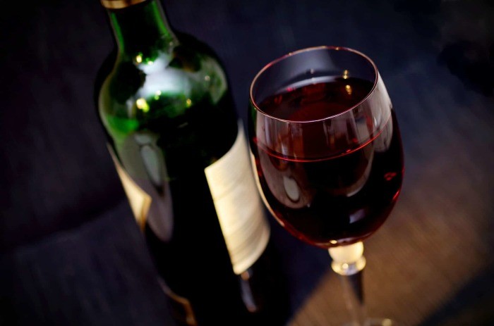 Как открыть вино, если под рукой нет штопора