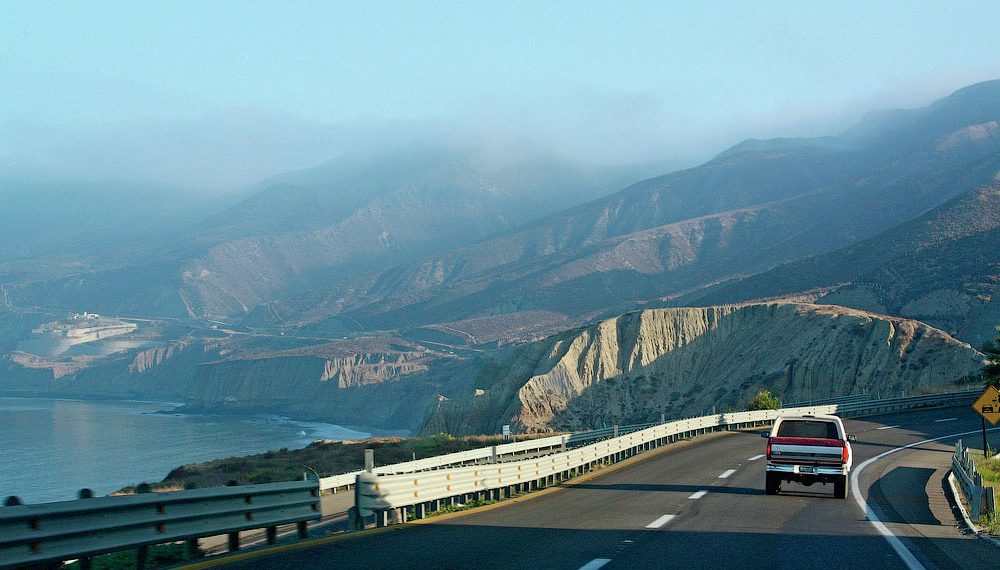 Пожилая леди ехала по шоссе слишком медленно. Но то, что она сказала далее – уморительно!