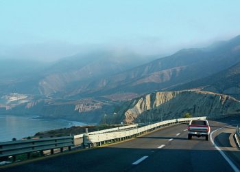 Пожилая леди ехала по шоссе слишком медленно. Но то, что она сказала далее – уморительно!