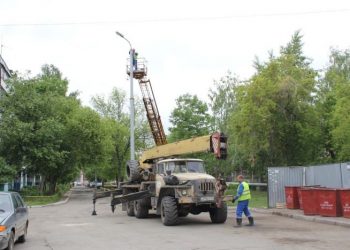 Котёнок застрял в трубе под опорой фонарного столба (6 фото)