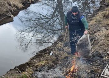 Утопающая в мусоре река и субботник двух жителей