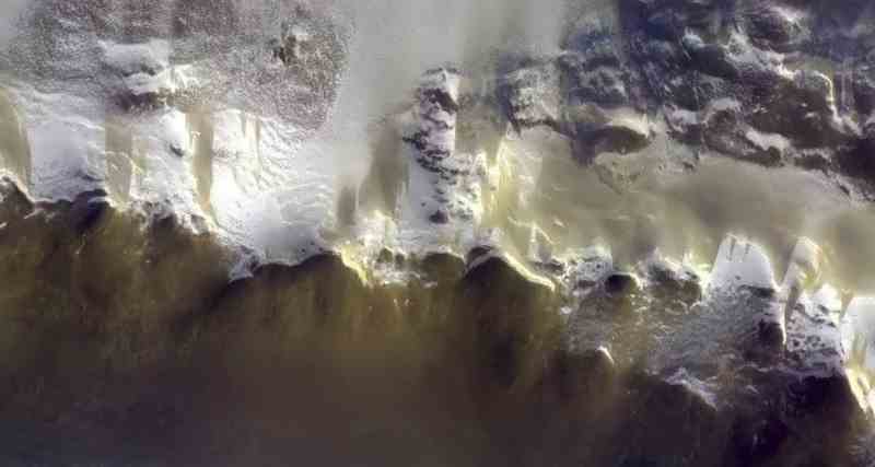 Уникальная фотография Марса: вид с 400 км над поверхностью планеты