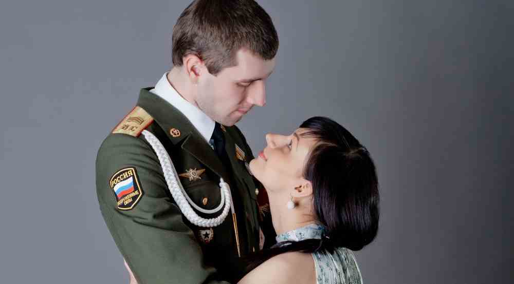 Жена военного 2. Жена военного. Жена солдата. Жены военных фотосессия. Муж и жена военные.