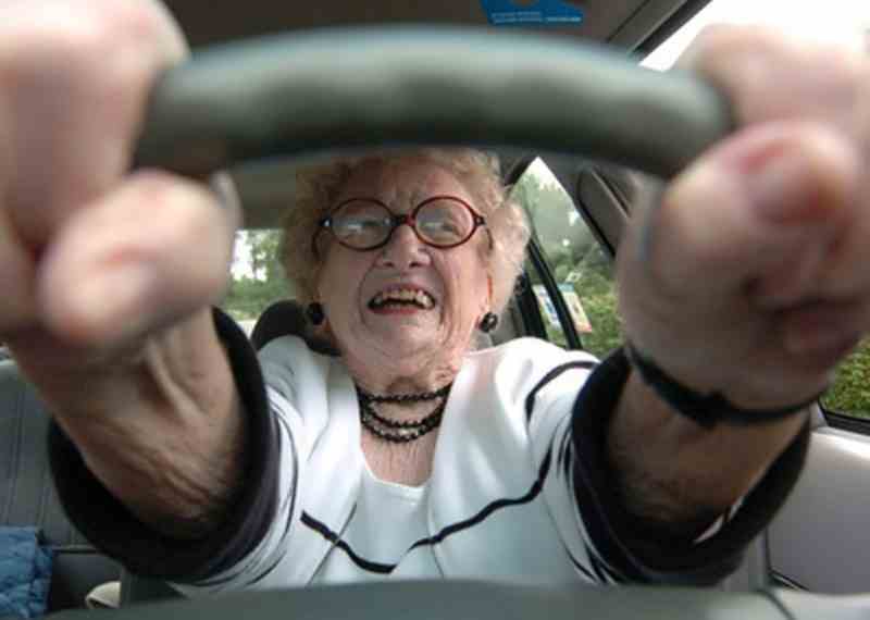 Соседу на лужайку въехала пожилая леди. Только послушай их разговор!