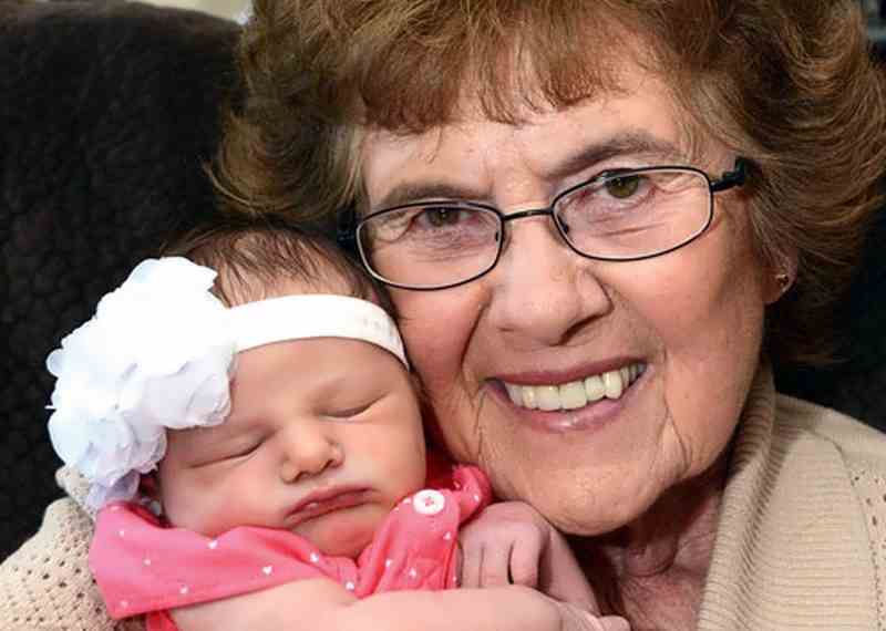 Леди присматривала за правнучкой, но ее реакция на визит ее друга — это нечто!