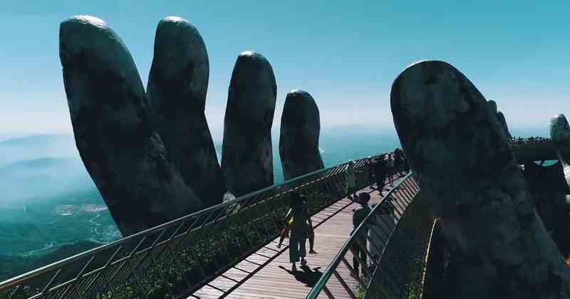  Гигантские руки поднимают мост во Вьетнаме к небу