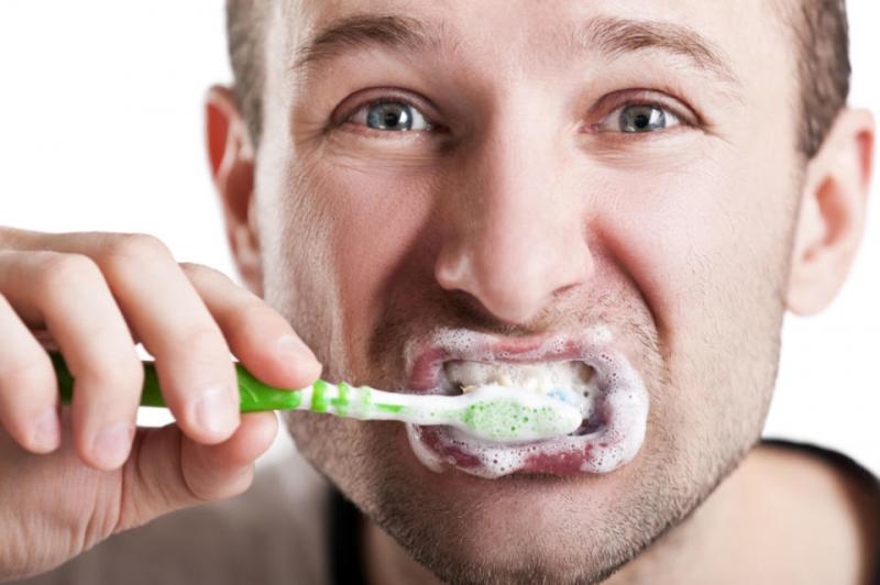 Как почистить зубы без щетки и зубной пасты