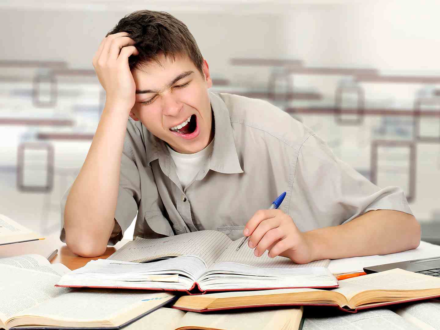 Постоянная скука. Студент зевает. Зевает на уроке. Усталый студент. Студент устал.