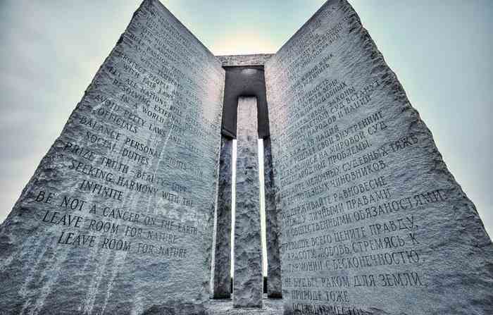 В США стоит монумент, на котором на 8 языках написано, как восстановить общество после апокалипсиса.