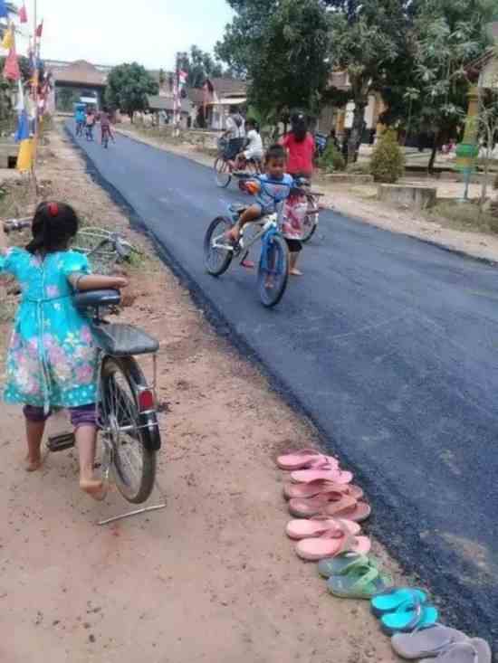 В деревне в индонезийской провинции Лампунг впервые заасфальтировали дорогу.