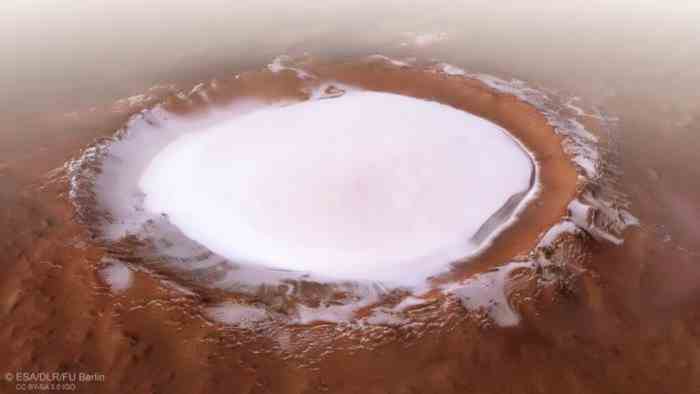 82–километровый в диаметре кратер Королёва