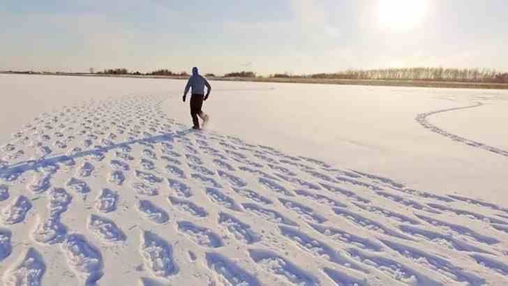 Художник целыми днями топчет Сибирь, чтобы создать красивые рисунки на снегу