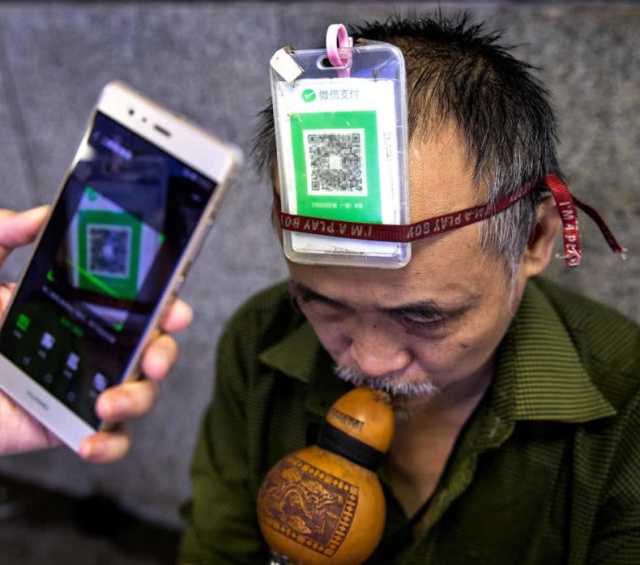 Прогресс не стоит месте: китайцы платят за всё при помощи своего смартфона