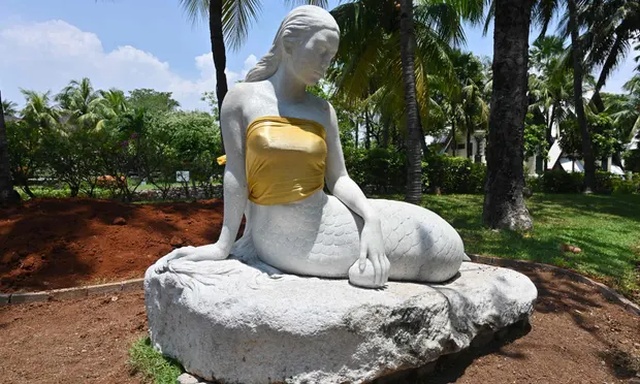 В индонезийском парке скульптурам прикрыли грудь