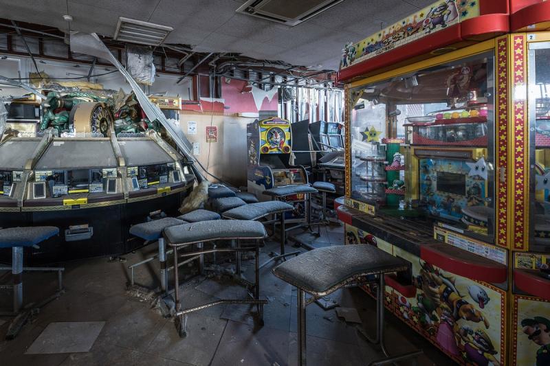 Заброшенный зал игровых автоматов «Sega Fukushima» в запретной зоне возле атомной электростанции