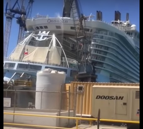 На один из крупнейших в мире круизных лайнеров упал строительный кран: видео