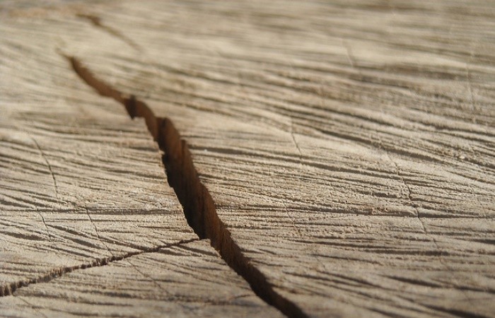 Простые способы заделать трещину в деревянном изделии