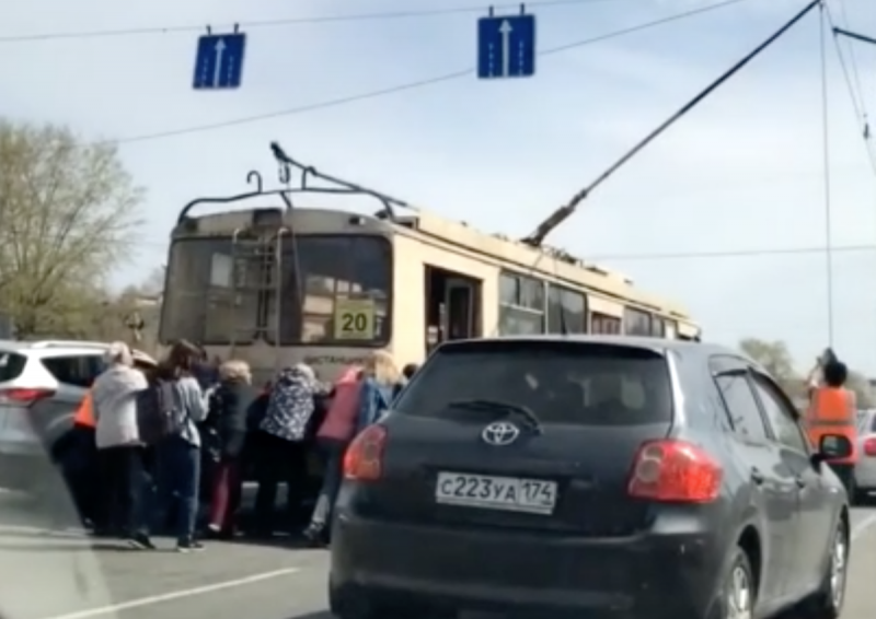 Челябинские пенсионерки толкают троллейбус (видео)