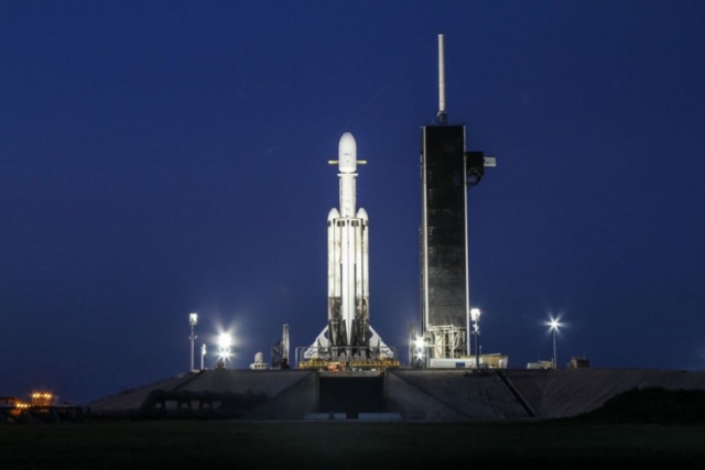 SpaceX произвела успешный запуск Falcon Heavy и впервые "поймала" носовой обтекатель 