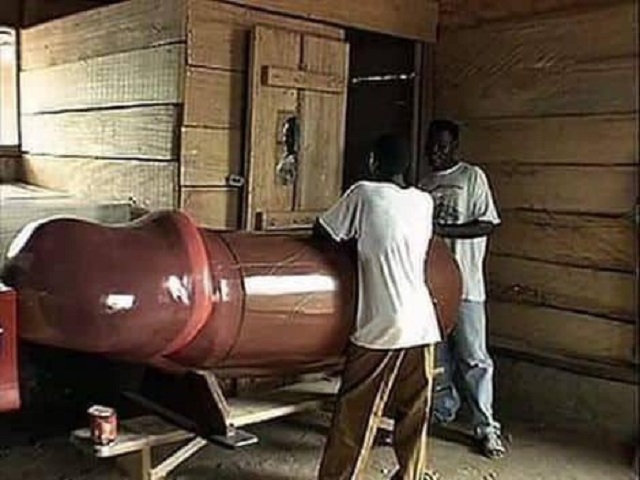 Плотник из Ганы делает гробы для мужчин-ловеласов