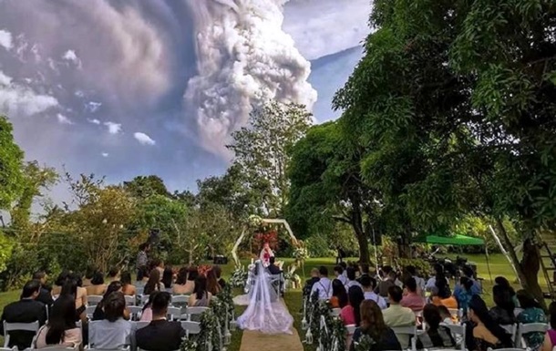 Пара поженилась во время извержения вулкана