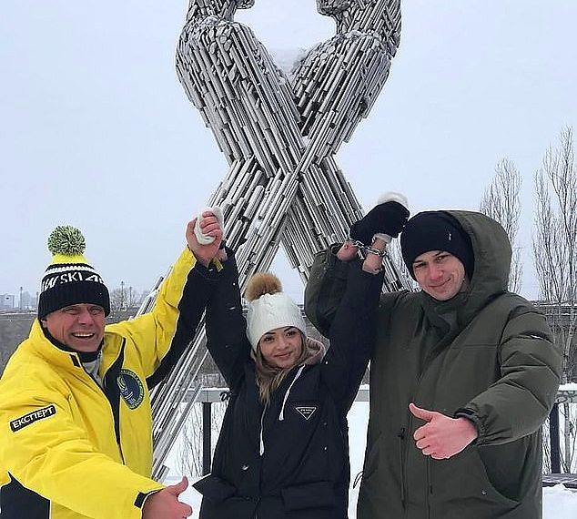 Пара из Украины сковала себя цепью на три месяца, чтобы проверить свои отношения на прочность