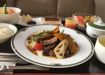 Еда в японской больнице (12 фото)